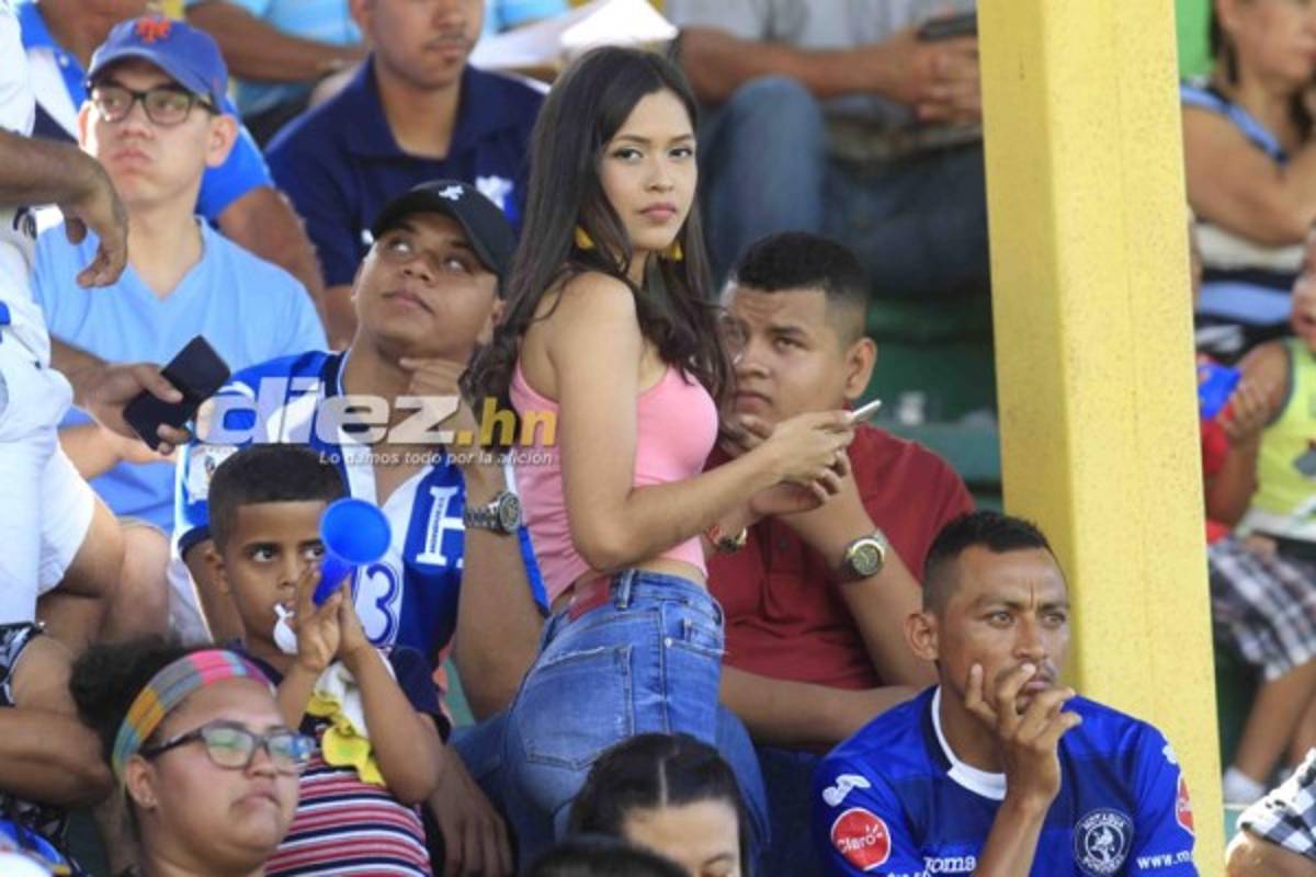 NO VISTE EN TV: Lluvia de huevos, pancartas en el Nacional y chicas lindas